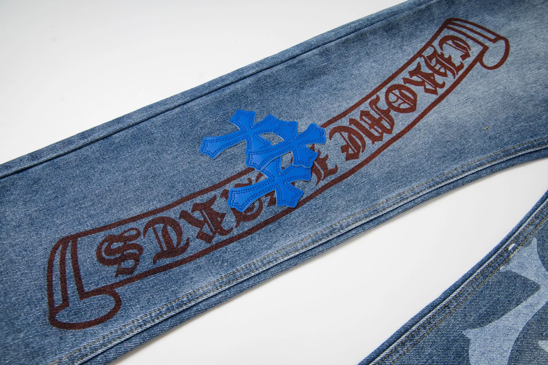 P260 Chrome Hearts washed graffiti blue cross couple jeans are a hot trend this season and are sought after by countless celebrities and fashionistas. The neat details of the cutting process add color to the playful fashion! The neat and meticulous design, and the well-fitting structure is unique. The upper body not only has outstanding recognition, but also looks younger and younger. A style with the ultimate wearing meaning and performance, gorgeous color matching, and the craftsmanship of this style is also extremely extraordinary. After the finished product is washed, it is disassembled and hand-made with sheepskin cross leather and then spliced ​​together to complete. The whole piece has too many craftsmanship to describe. It is decorated with patchwork cross flowers and high-waisted washed jeans! ! Absolutely high-end luxury product, a god-level single product, a super popular product, made by top heavy industry, a magic weapon that cannot be missed to hit the streets. Style number: 1834# Size: 28 30 32 34 Color: blue